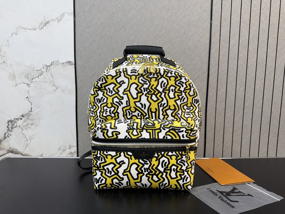 Louis Vuitton Discovery Backpack - 40 × 35 cm — source photograph 1 of 3