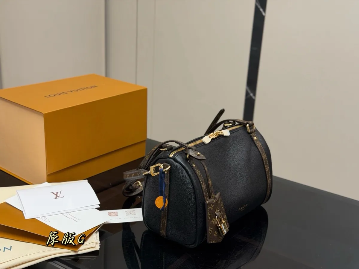 Louis Vuitton Express Crossbody Bag - 25 cm — source photograph 1 of 3