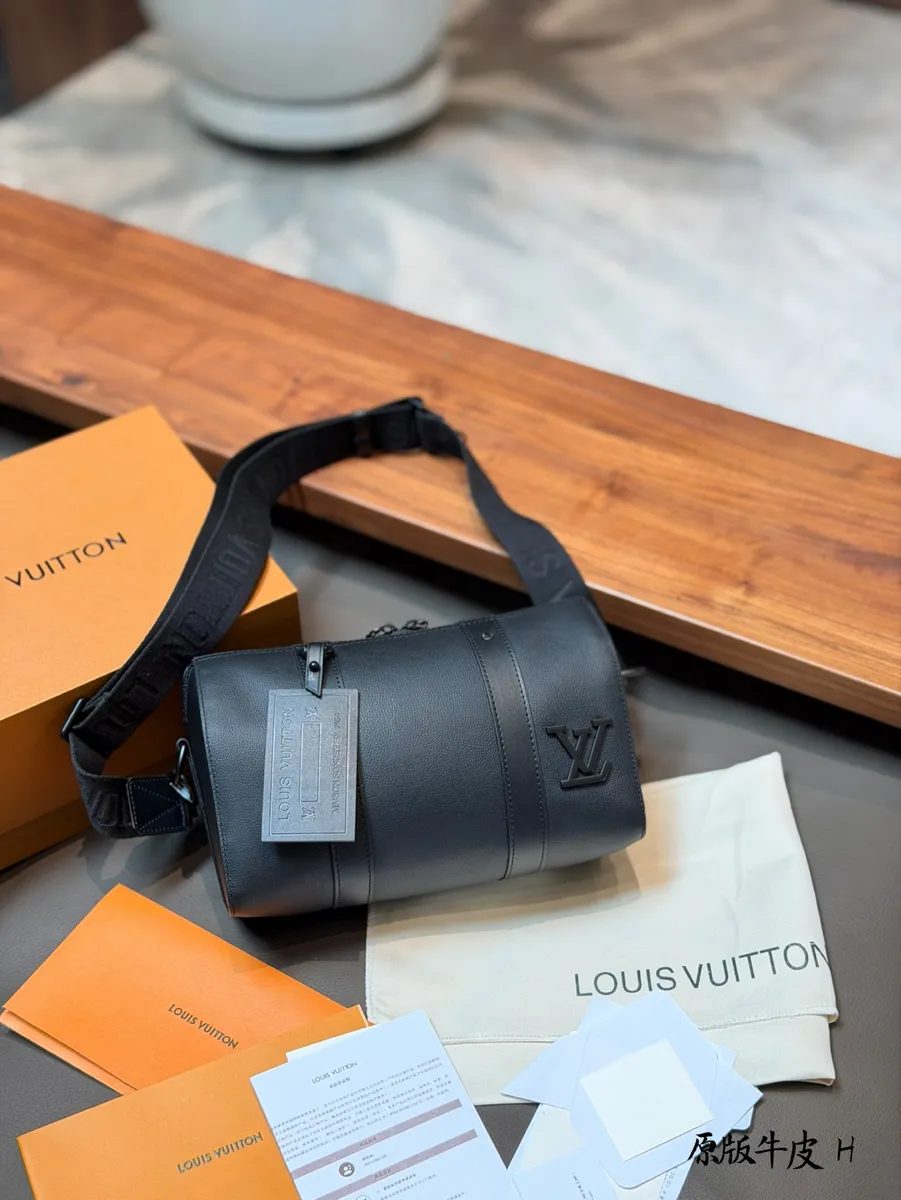 Louis Vuitton Keepall Monogram Handbag — source photograph 1 of 3