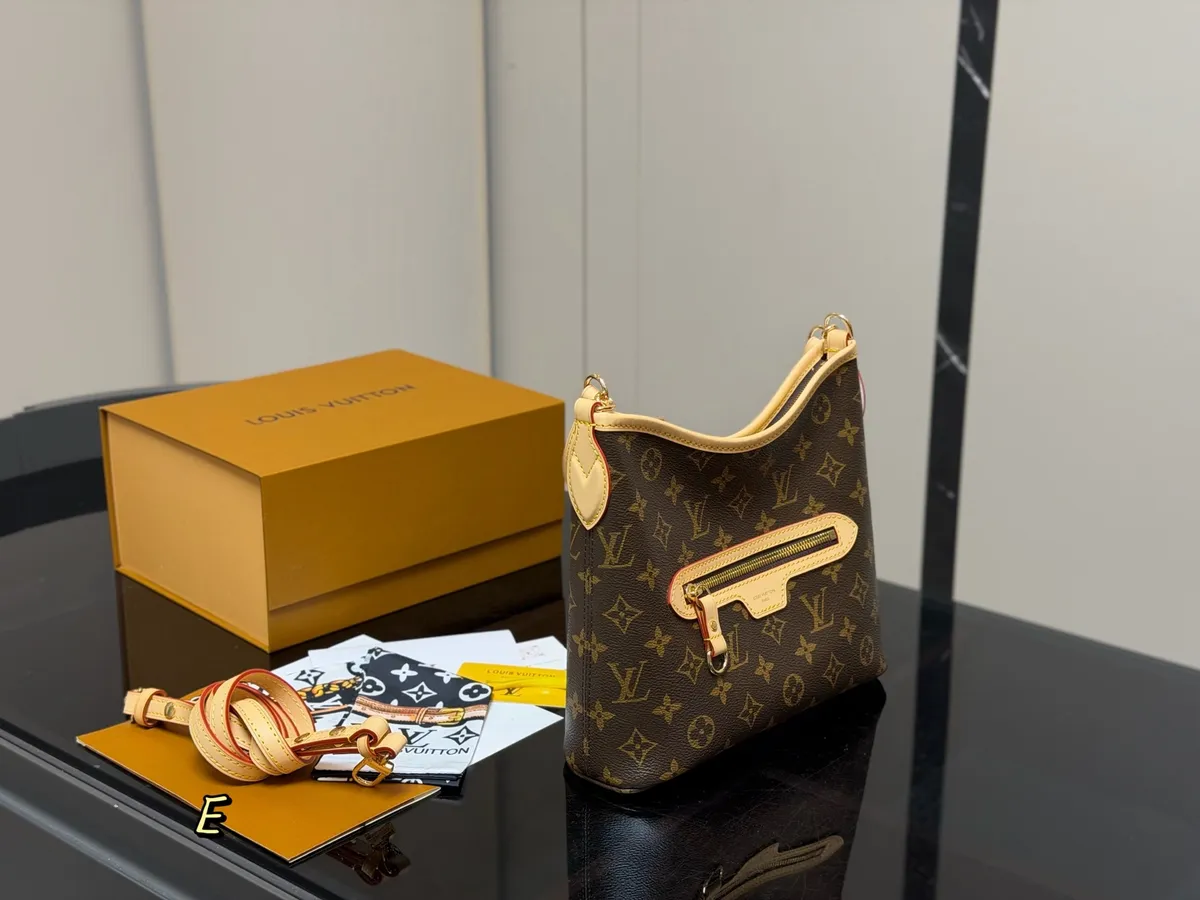 Louis Vuitton Lineup Tote Bag - 26 × 22 cm — source photograph 1 of 3