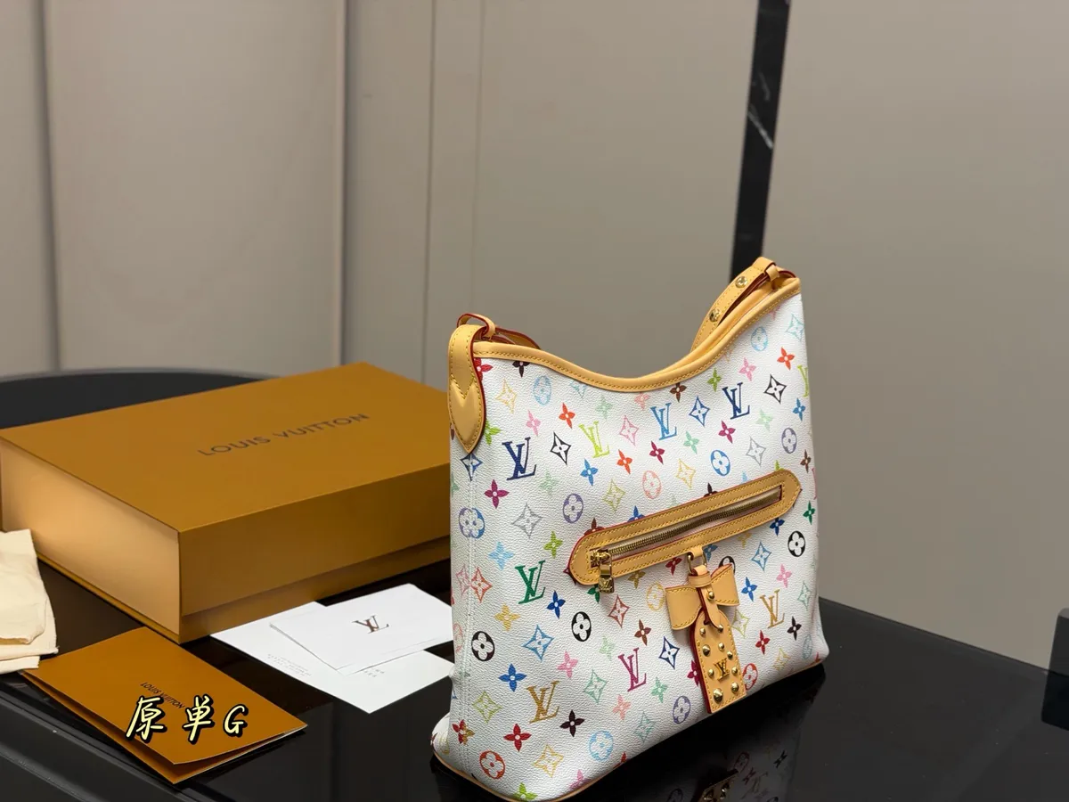 Louis Vuitton Lineup Tote Bag - 35 × 30 cm — source photograph 1 of 3