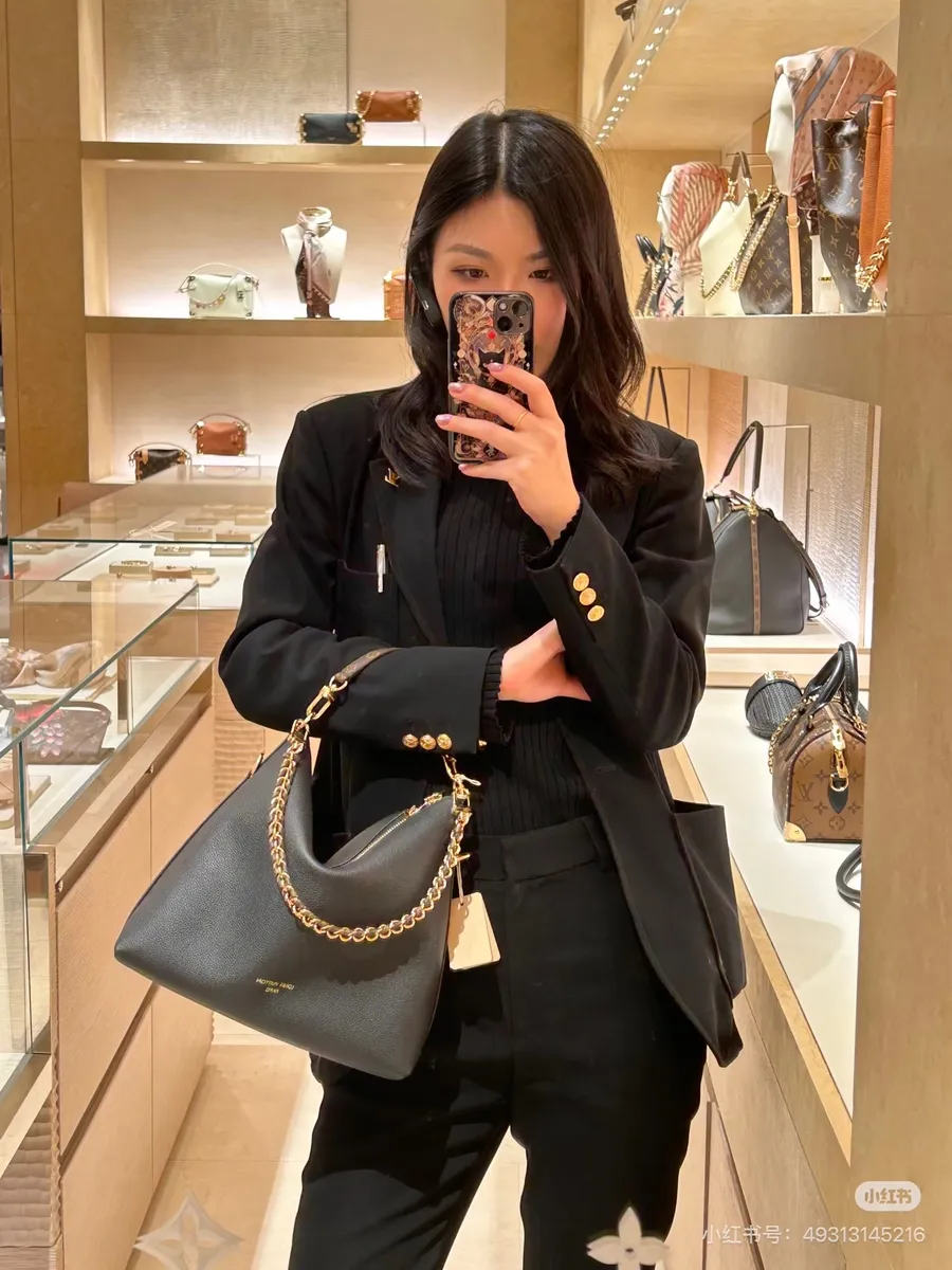 Louis Vuitton Multipass Crossbody Bag — source photograph 1 of 3