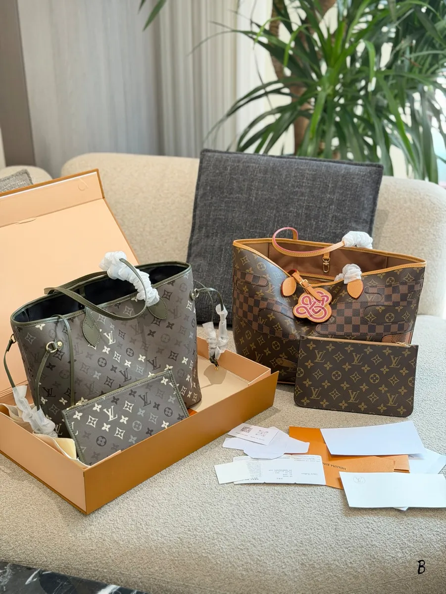 Louis Vuitton Neverfull Canvas Monogram Clutch Bag — source photograph 1 of 3