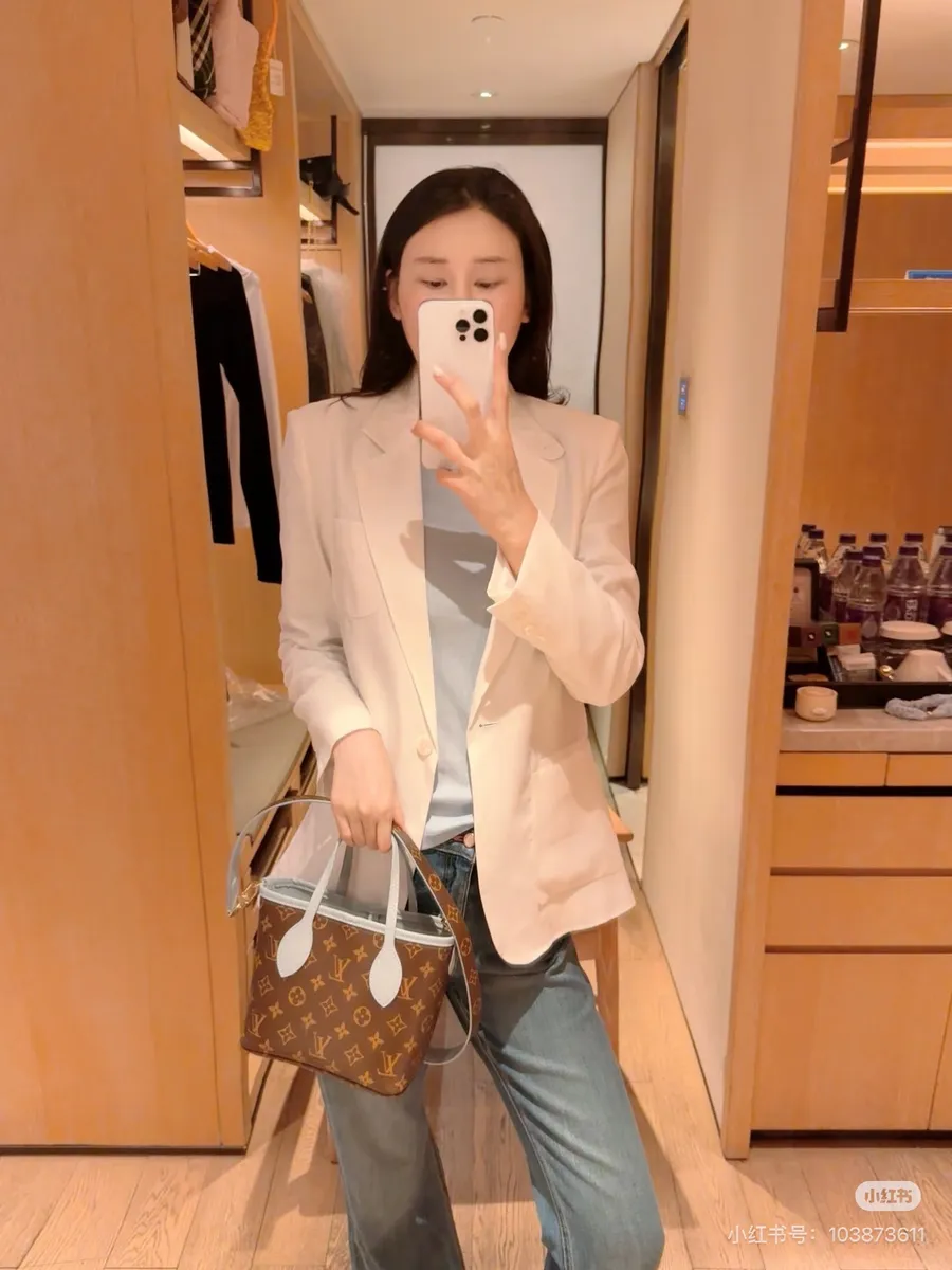 Louis Vuitton Neverfull Monogram Tote Bag — source photograph 1 of 3