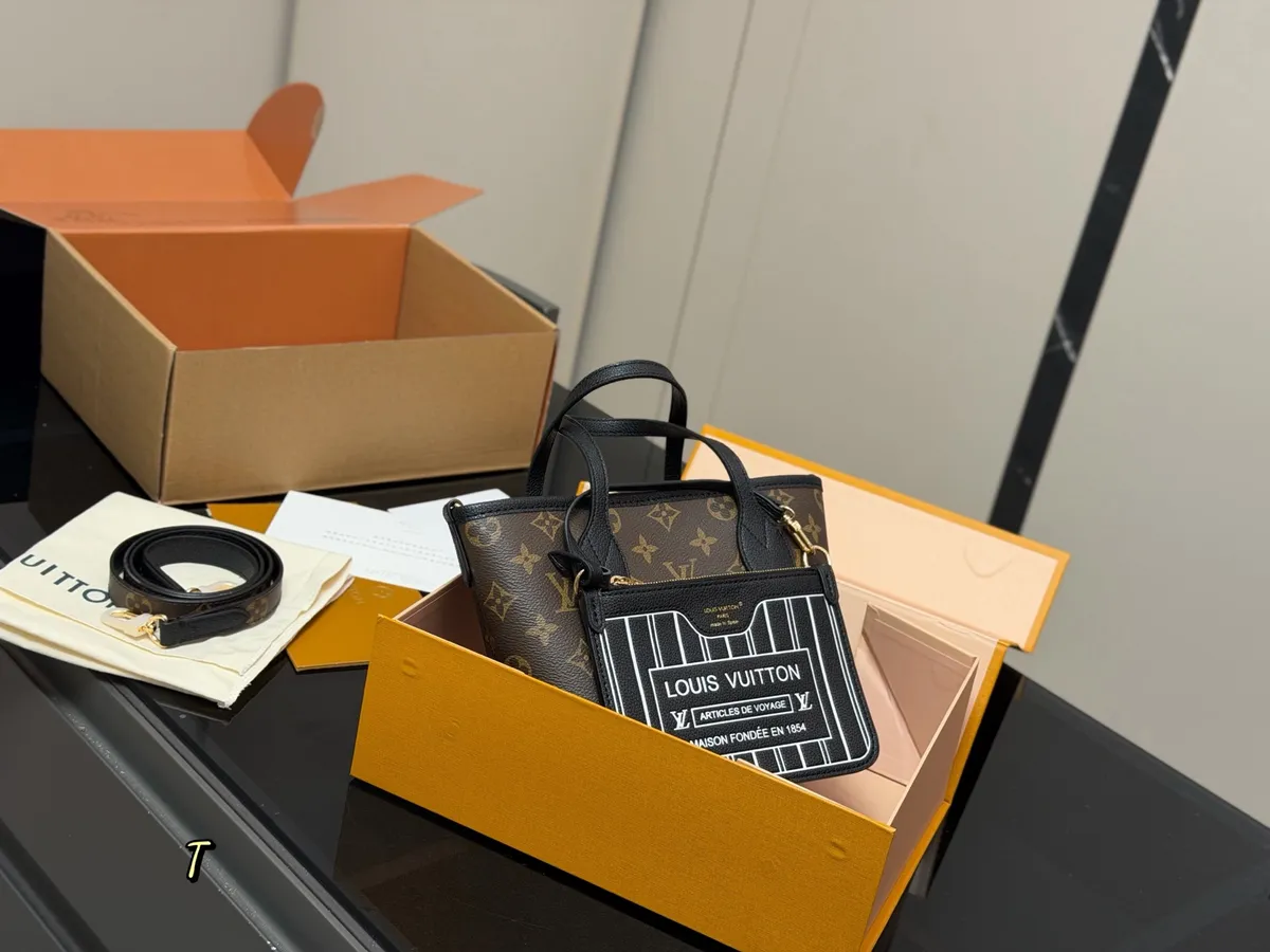 Louis Vuitton Neverfull Tote Bag - 20 × 17 cm — source photograph 1 of 3