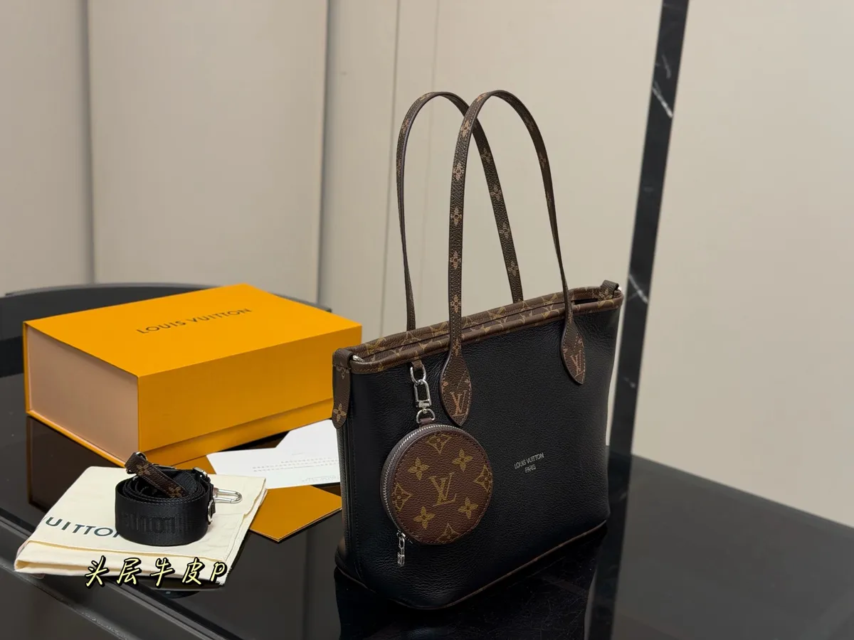 Louis Vuitton Neverfull Tote Bag - 28 × 21 cm — source photograph 1 of 3