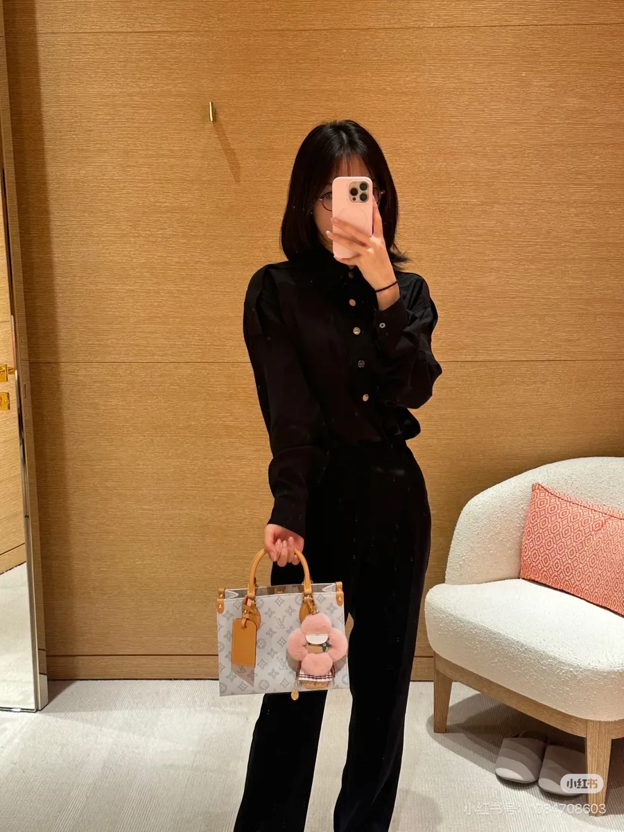 Louis Vuitton OnTheGo Mini Bag — source photograph 1 of 3