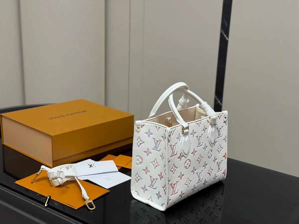 Louis Vuitton OnTheGo Tote Bag - 25 × 20 cm — source photograph 1 of 3
