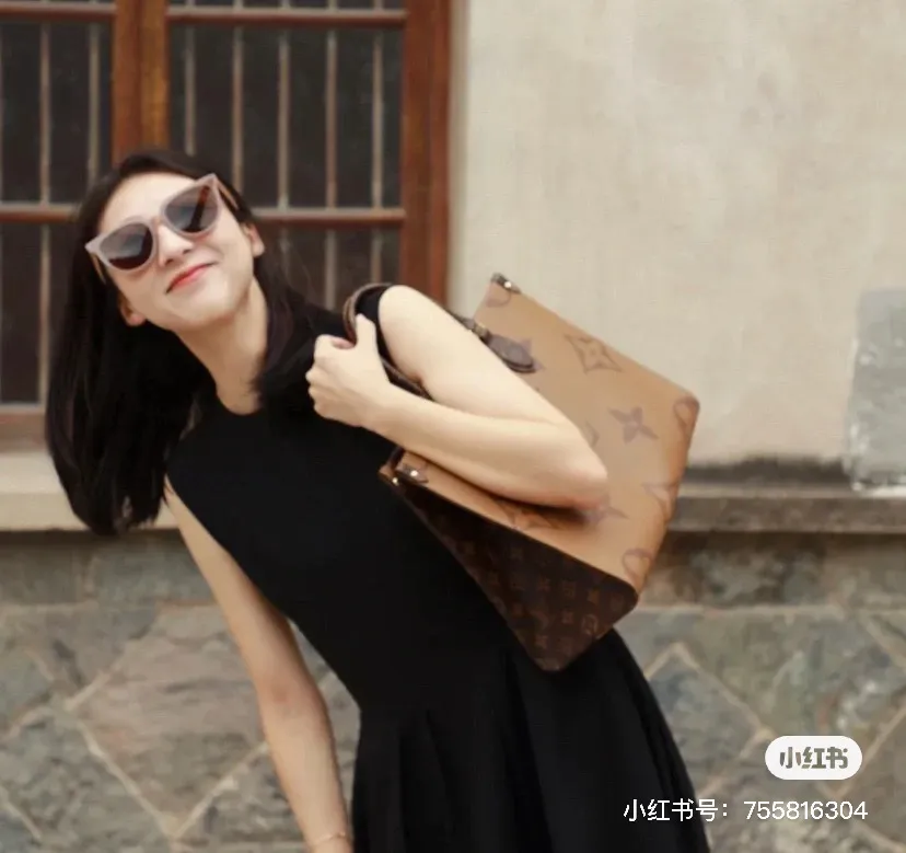 Louis Vuitton OnTheGo Tote Bag - 34 × 26 cm — source photograph 1 of 3