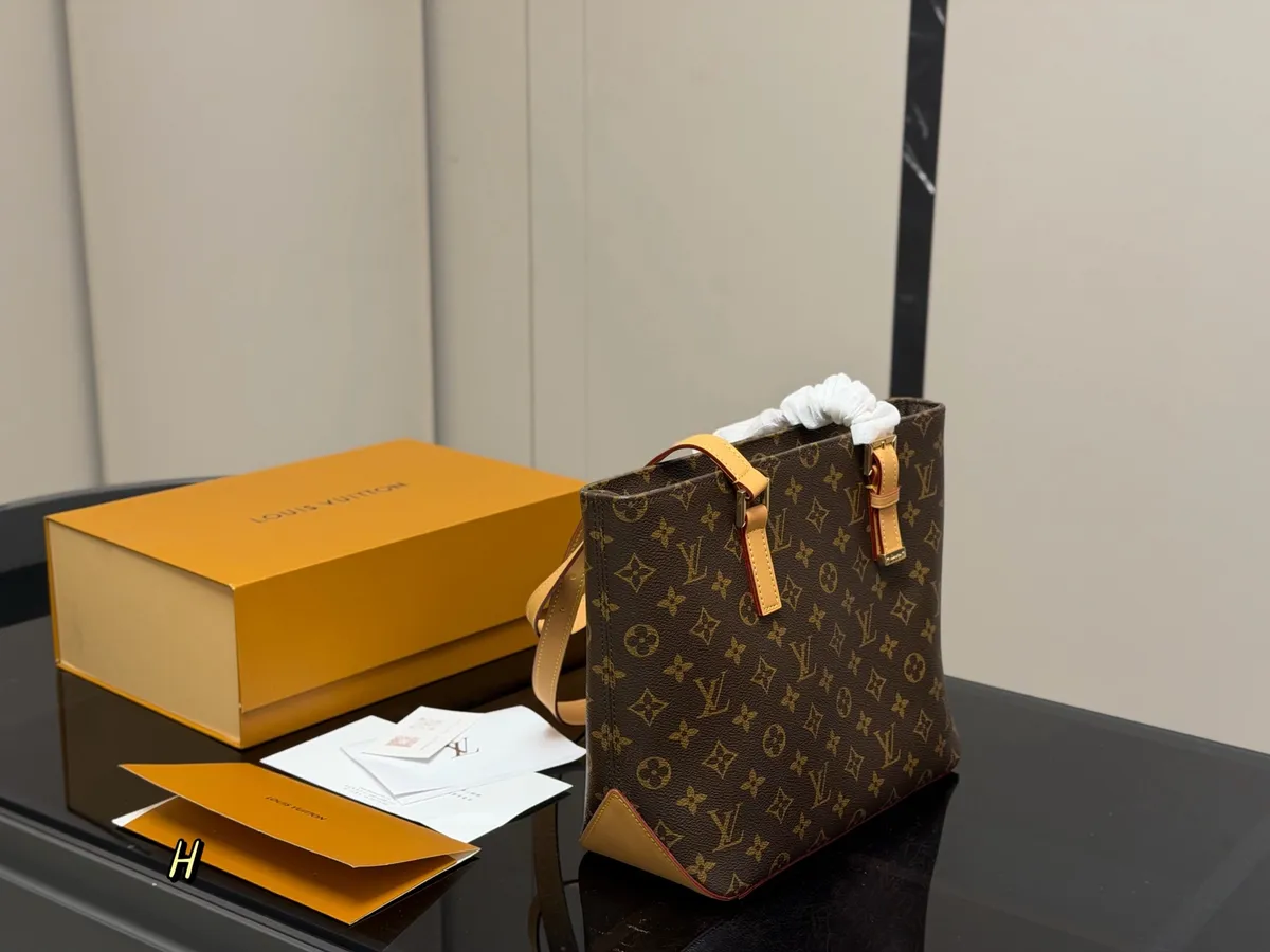 Louis Vuitton Piano Mezzo Tote Bag - 30 × 24 cm — source photograph 1 of 3