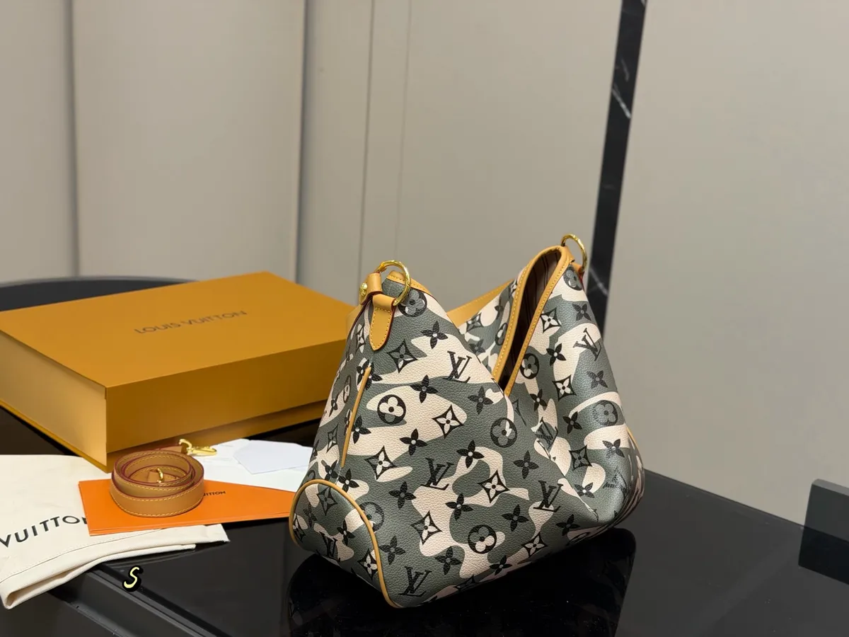 Louis Vuitton Piano Mezzo Tote Bag - 36 × 29 cm — source photograph 1 of 3
