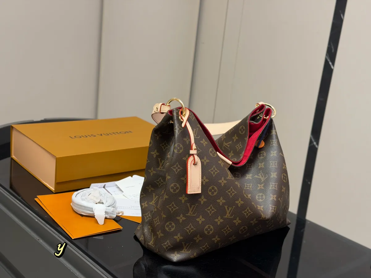 Louis Vuitton Piano Mezzo Tote Bag - 37 × 32 cm — source photograph 1 of 3