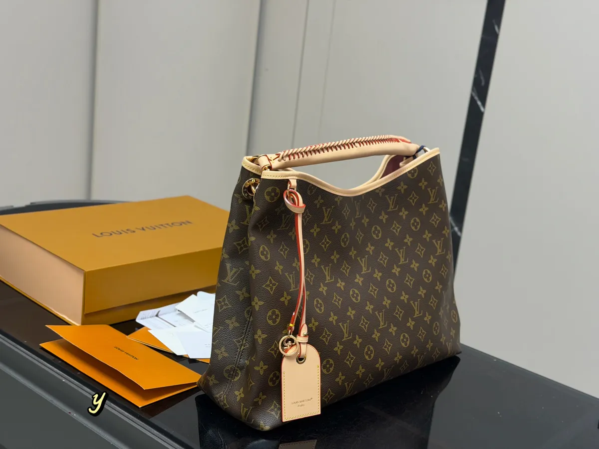 Louis Vuitton Piano Mezzo Tote Bag - 43 × 33 cm — source photograph 1 of 3