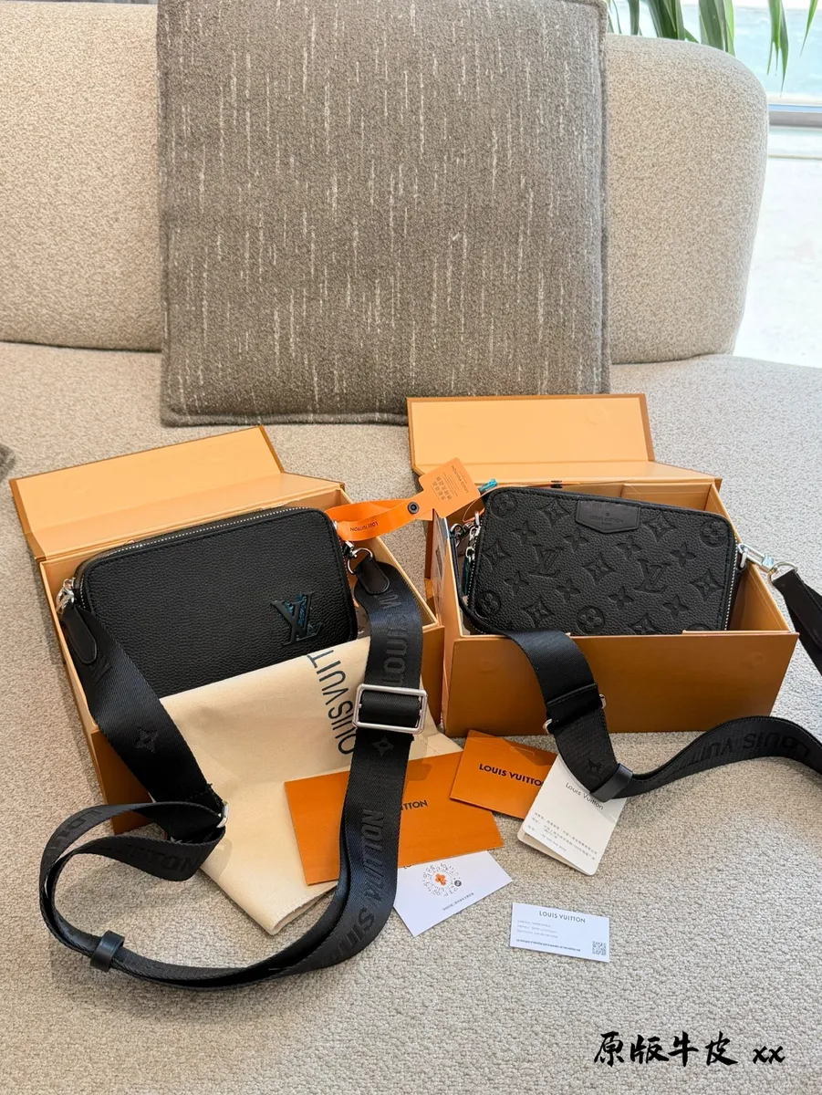 Louis Vuitton Pochette Canvas Monogram Camera Bag - 18 × 13 × 5 cm — source photograph 1 of 3
