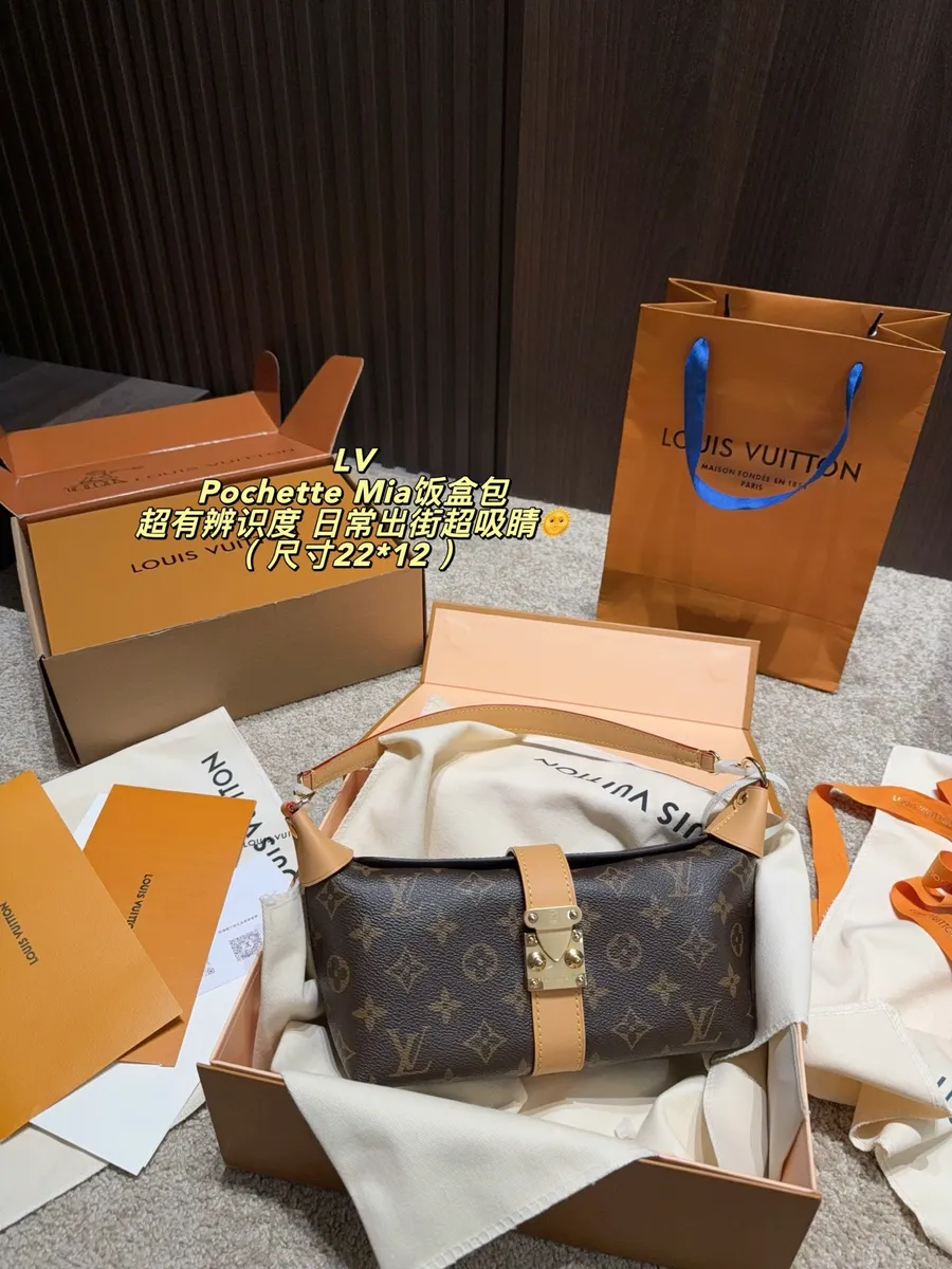 Louis Vuitton Pochette Canvas Monogram Shoulder Bag — source photograph 1 of 3