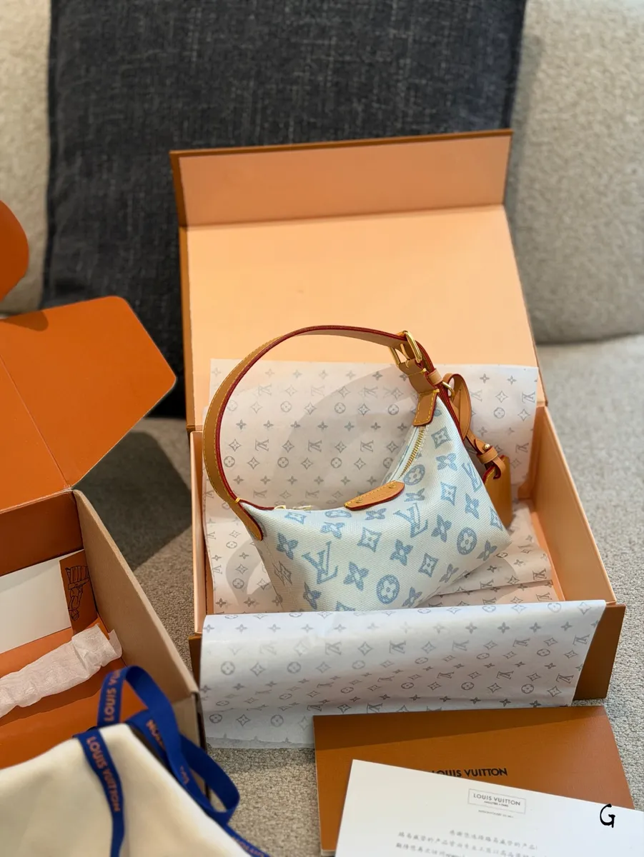 Louis Vuitton Pochette Denim Canvas Handbag — source photograph 1 of 3