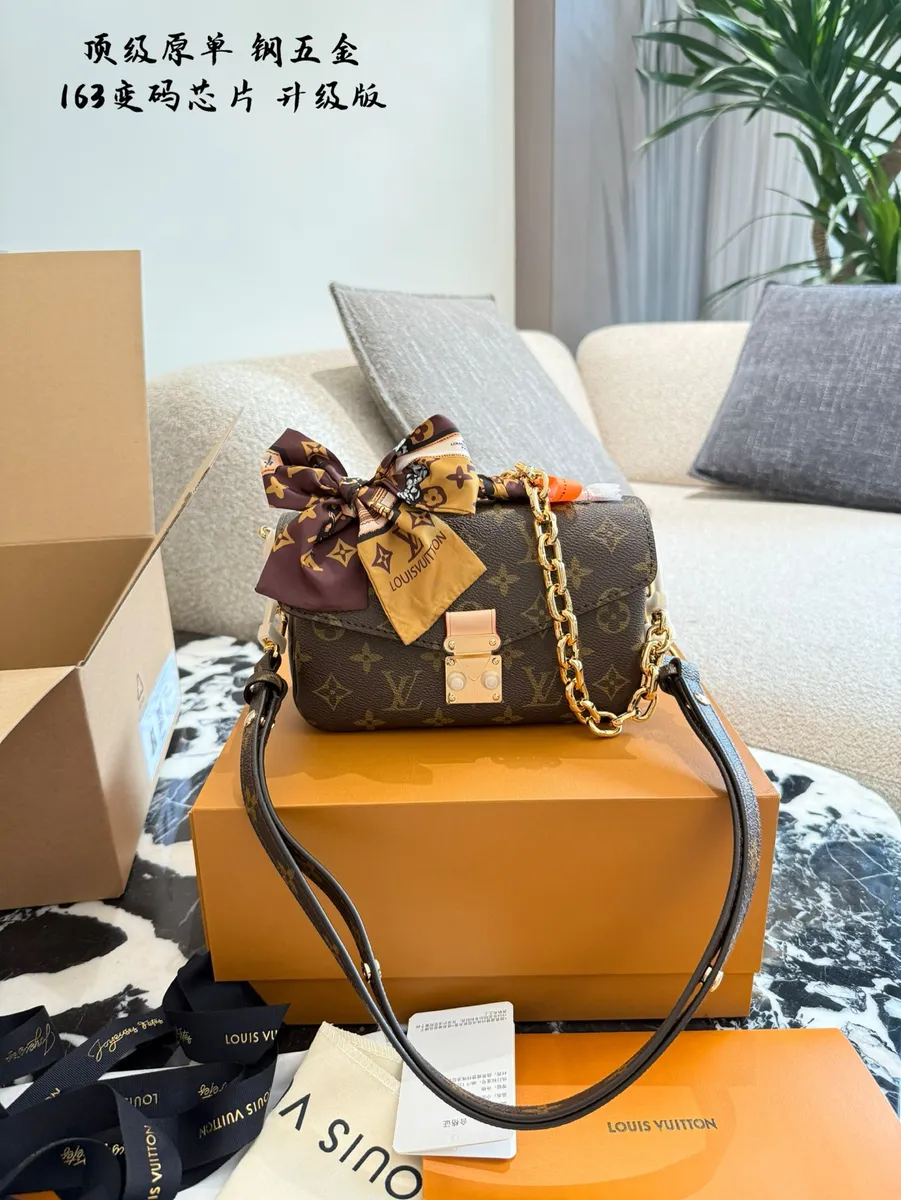 Louis Vuitton Pochette Messenger Bag - 14 cm — source photograph 1 of 3