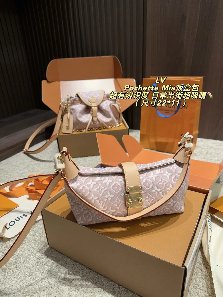 Louis Vuitton Pochette Monogram Crossbody Bag — source photograph 1 of 3