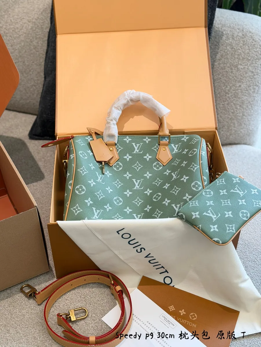 Louis Vuitton Speedy Crossbody Bag - 30 cm — source photograph 1 of 3