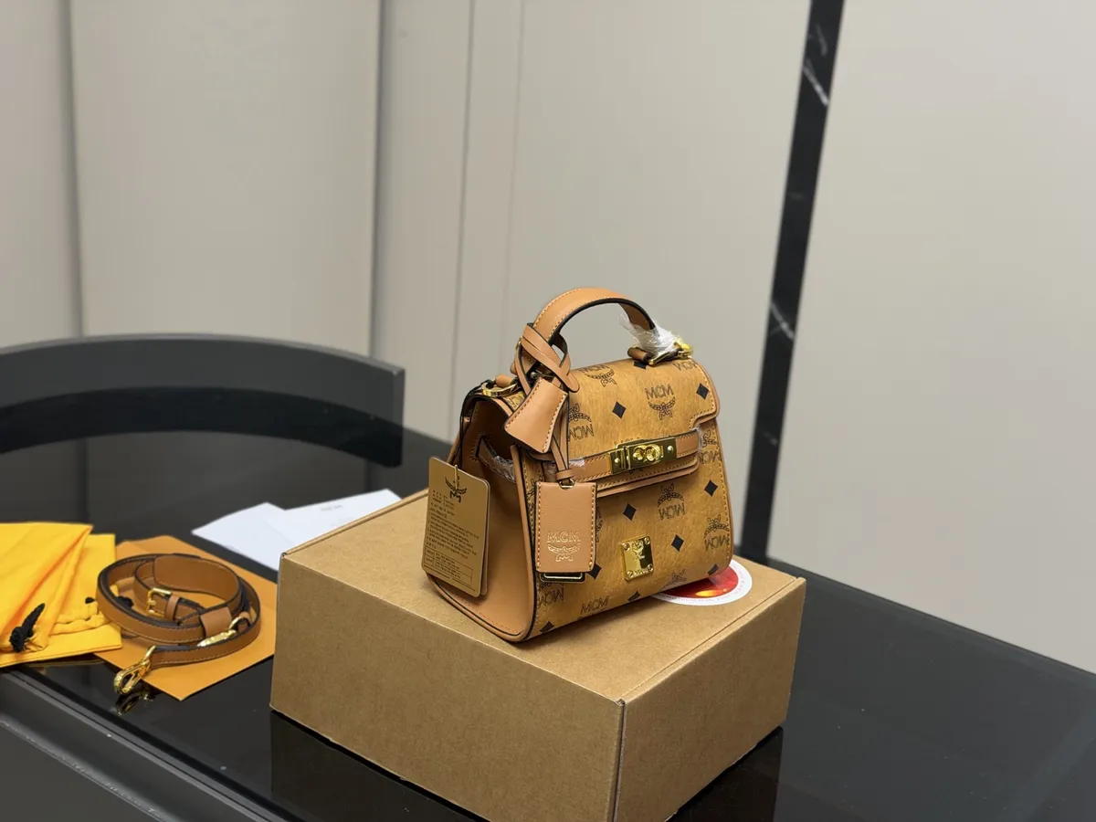 MCM Crossbody Bag - 19 × 15 cm — source photograph 1 of 3