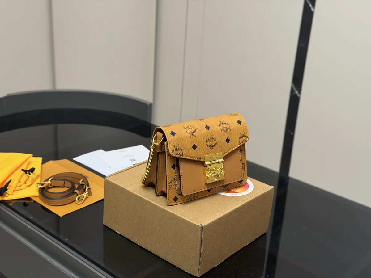 MCM Patricia Handbag Replica - 18 × 13 cm — source photograph 1 of 3