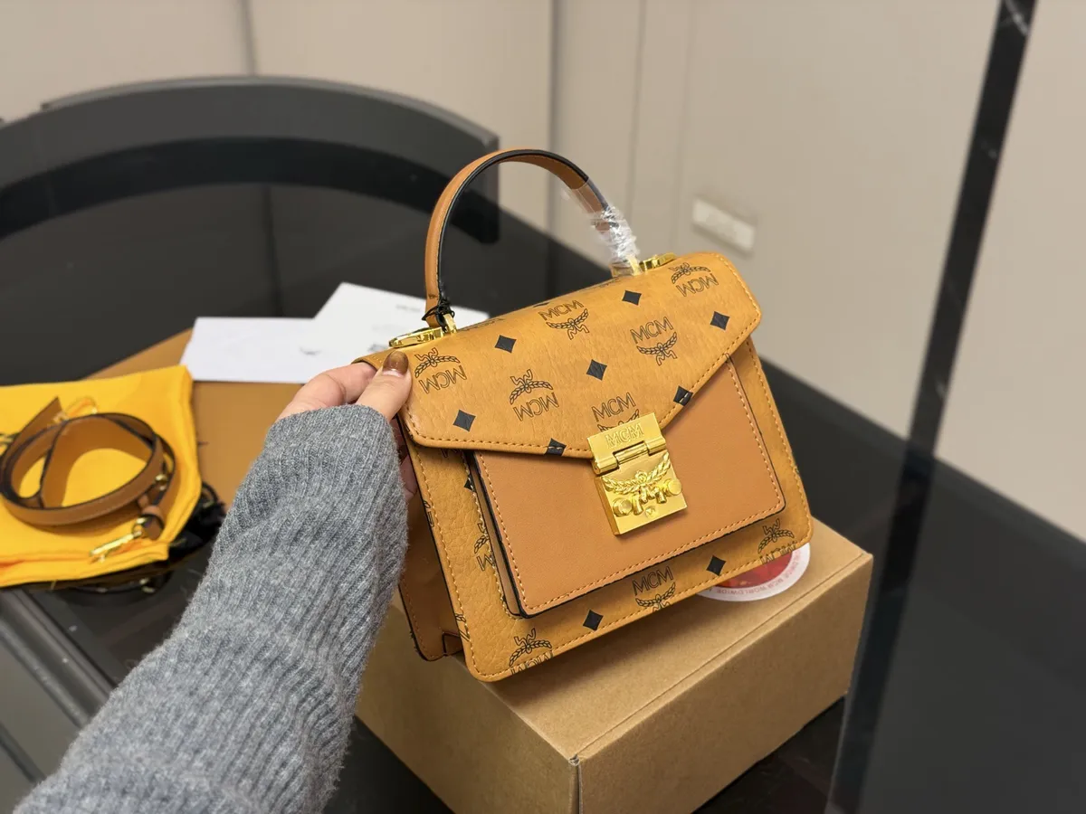 MCM Patricia Messenger Bag Replica - 21 × 17 cm — source photograph 1 of 3