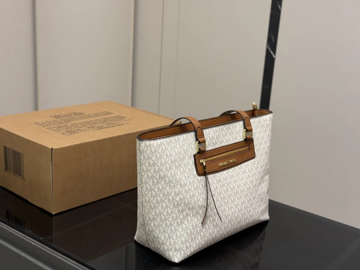 Michael Kors Tote Bag - 33 × 26 cm — source photograph 1 of 3