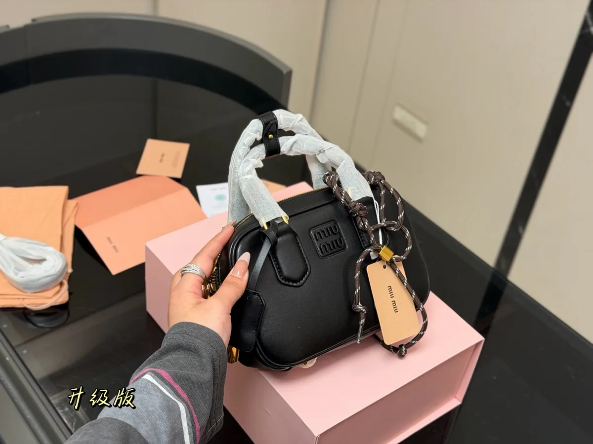 Miu Miu Crossbody Bag - 20 × 13 cm — source photograph 1 of 3
