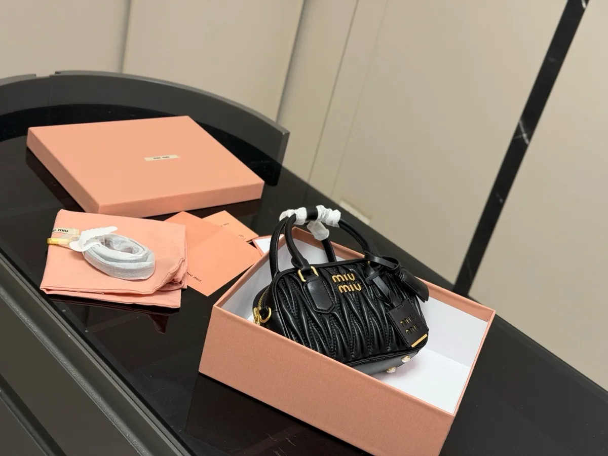 Miu Miu Crossbody Bag - 20 × 14 cm — source photograph 1 of 3
