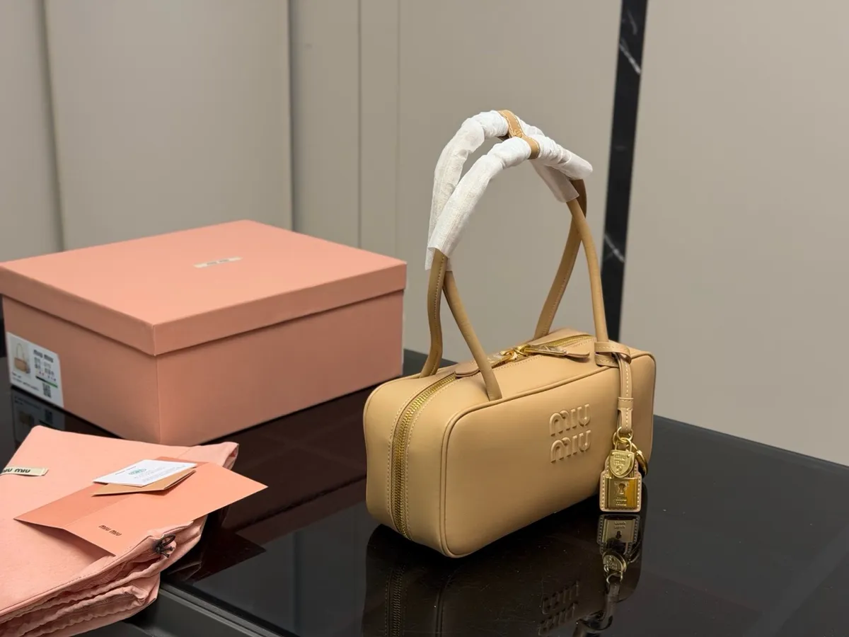 Miu Miu Crossbody Bag - 28 × 13 cm — source photograph 1 of 3