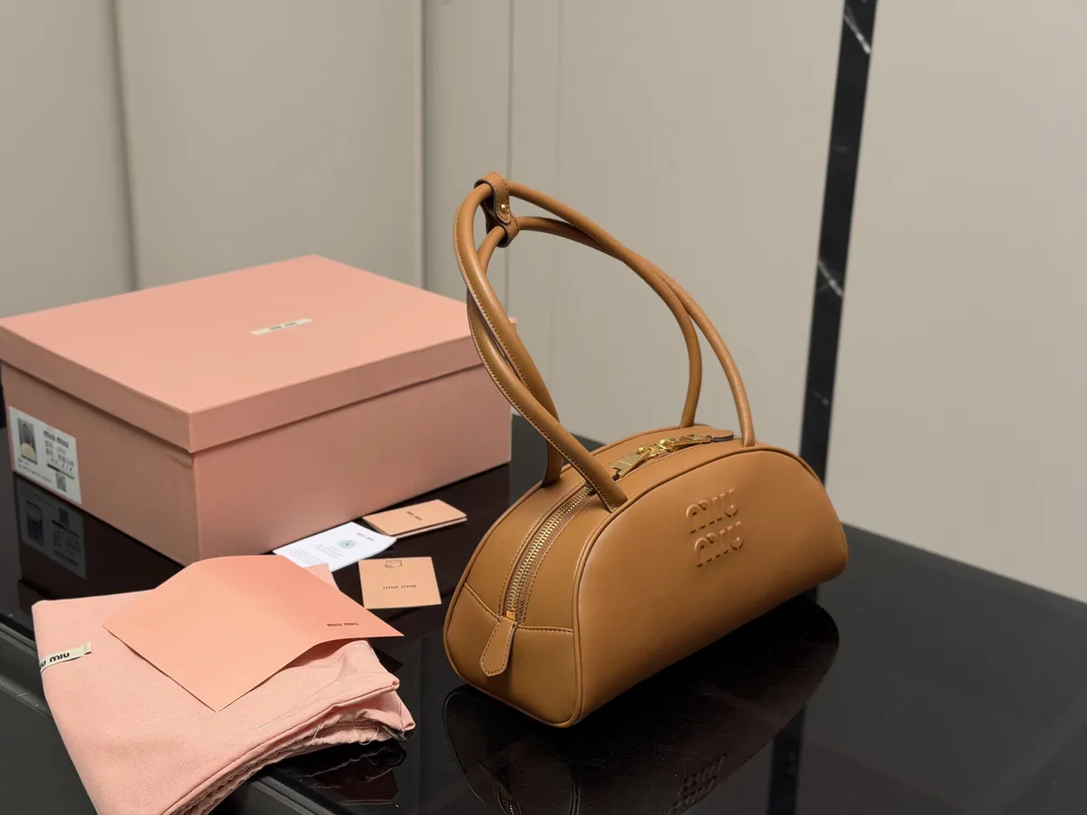 Miu Miu Crossbody Bag - 30 × 14 cm — source photograph 1 of 3