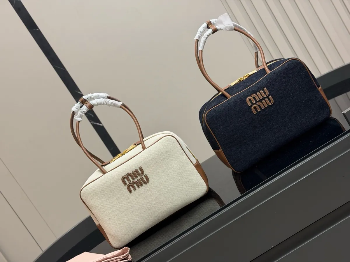 Miu Miu Crossbody Bag - 35 × 22 cm — source photograph 1 of 3