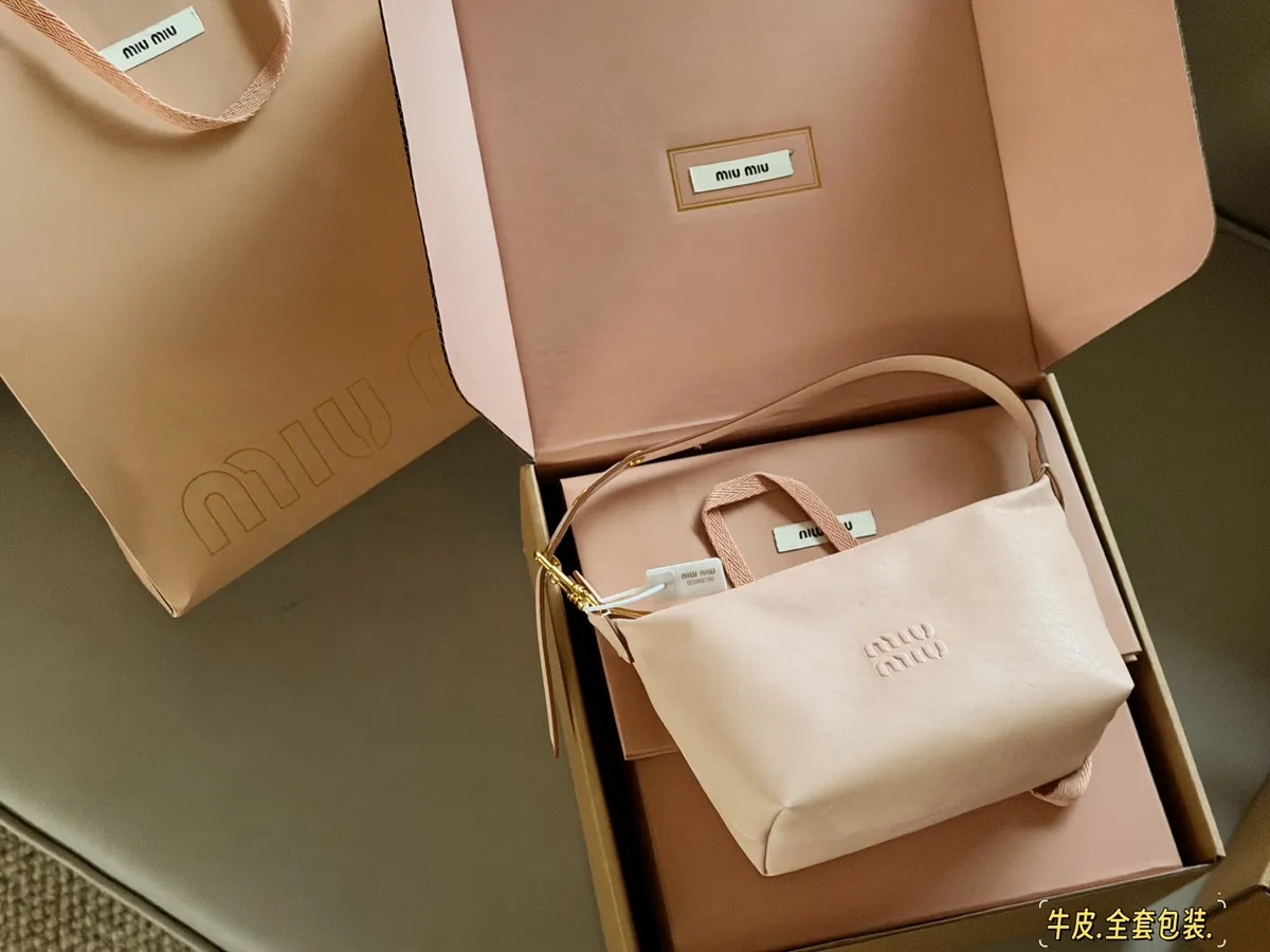 Miu Miu Handbag - 18 × 15 cm — source photograph 1 of 3