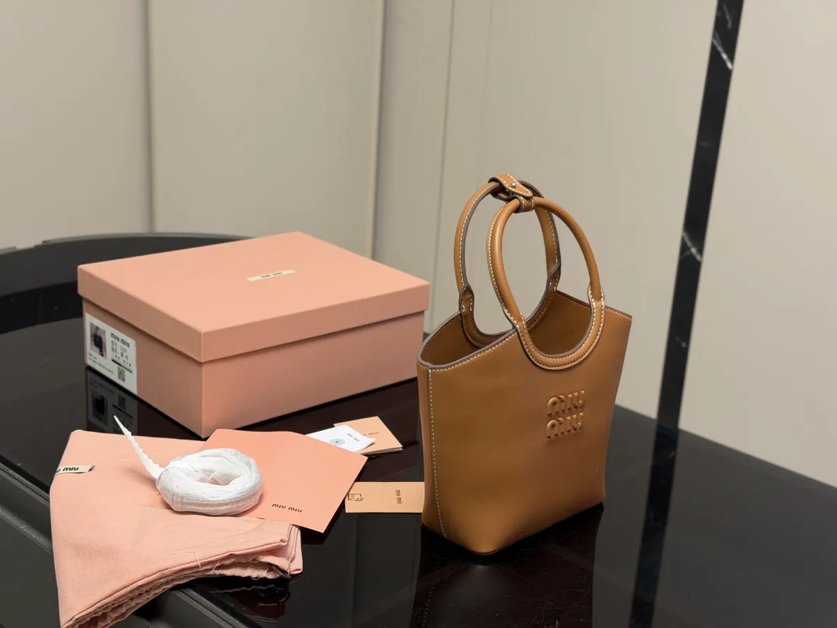 Miu Miu Ivy Bucket Bag - 17 × 19 cm — source photograph 1 of 3