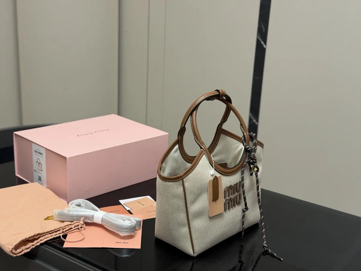 Miu Miu Tote Bag - 22 × 18 cm — source photograph 1 of 3