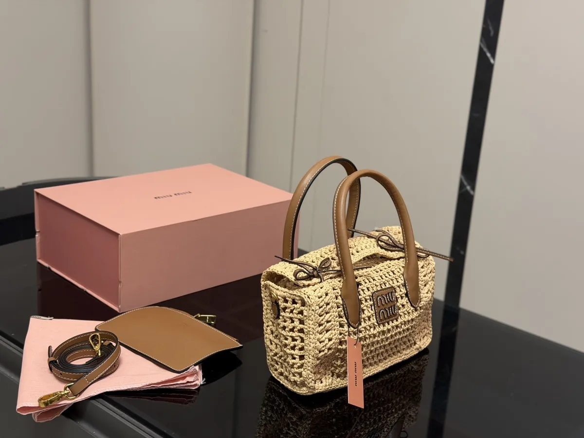 Miu Miu Tote Bag - 25 × 15 cm — source photograph 1 of 3