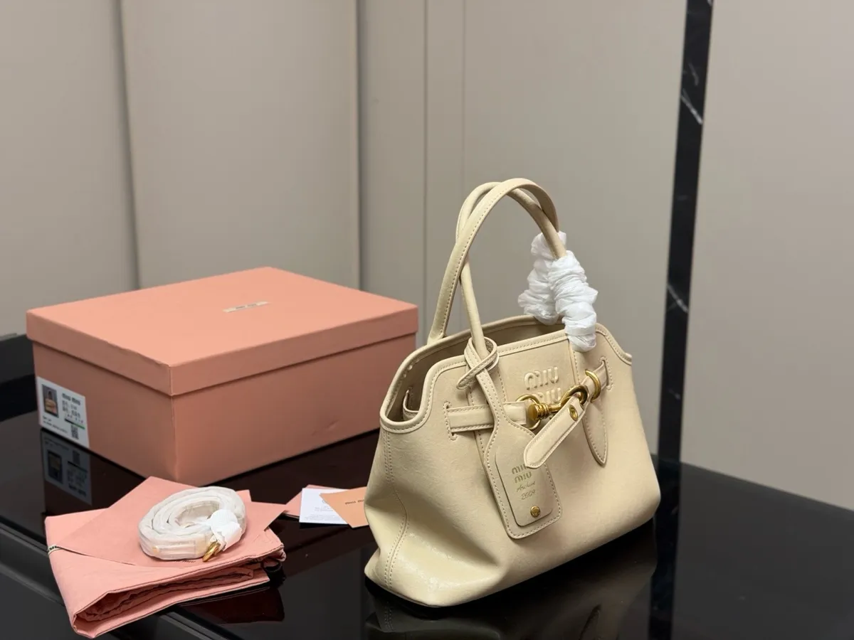 Miu Miu Tote Bag - 29 × 20 cm — source photograph 1 of 3