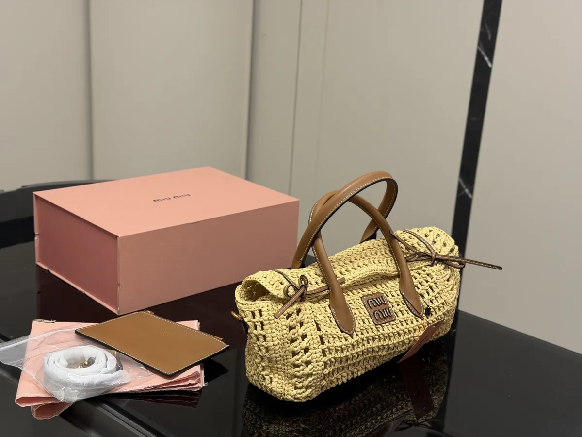 Miu Miu Tote Bag - 33 × 13 cm — source photograph 1 of 3