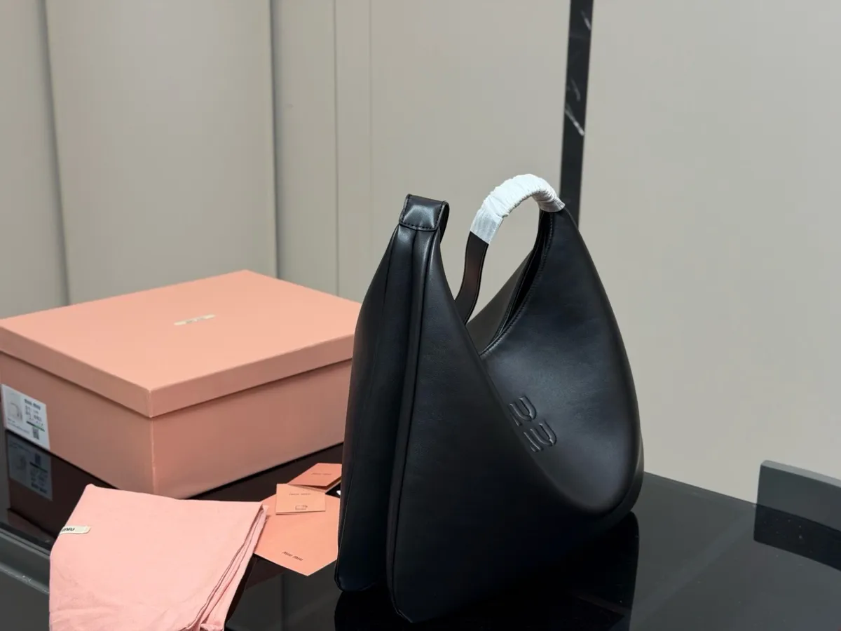 Miu Miu Tote Bag - 40 × 31 cm — source photograph 1 of 3