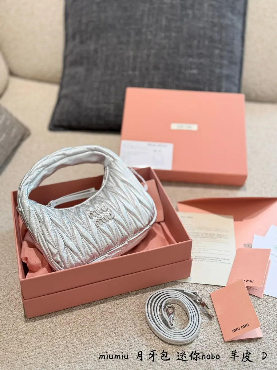 Miu Miu Wander Crossbody Bag - 18.5 × 17 cm — source photograph 1 of 3