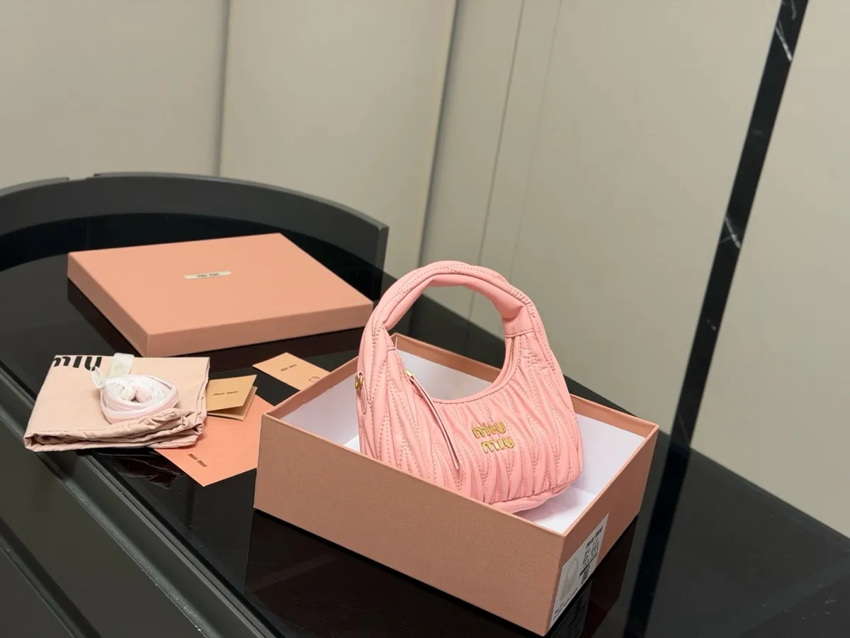 Miu Miu Wander Shoulder Bag - 22 × 11 cm — source photograph 1 of 3