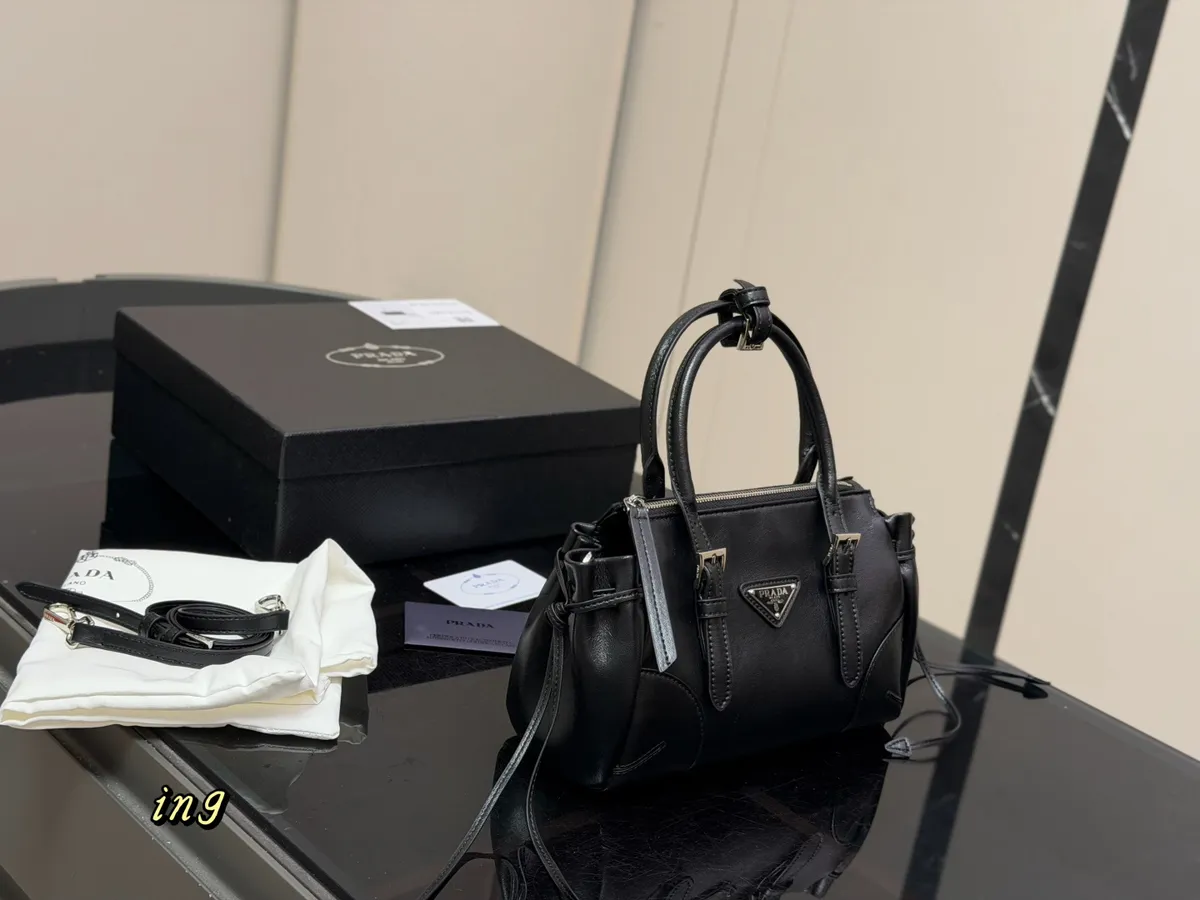 Prada Bonnie Handbag - 25 × 16 cm — source photograph 1 of 3