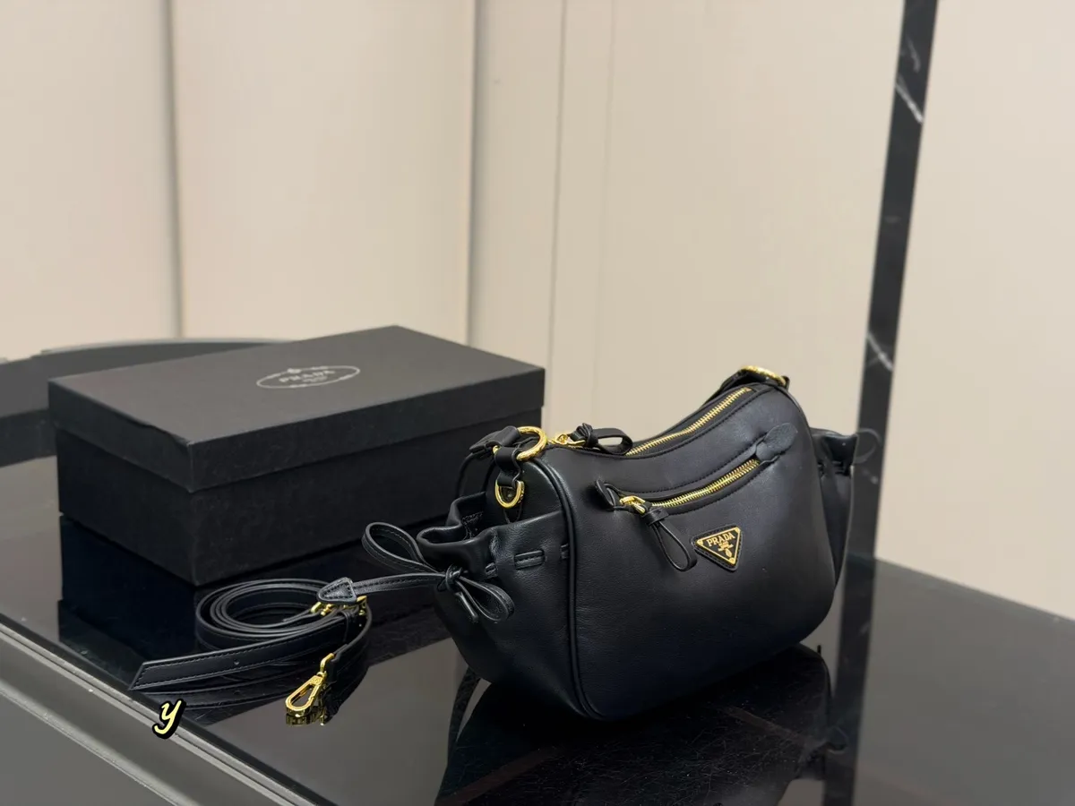 Prada Bonnie Handbag - 26 × 18 cm — source photograph 1 of 3