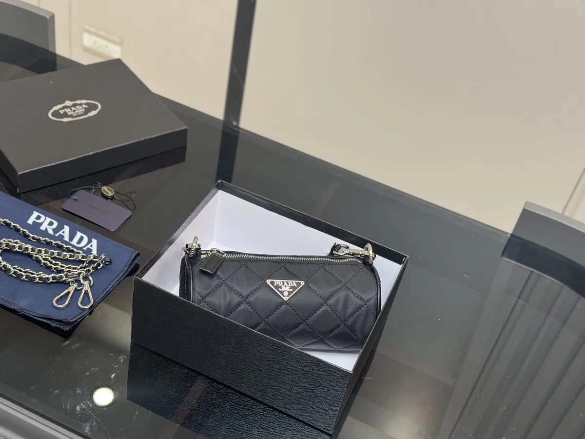 Prada Handbag - 21 × 10 cm — source photograph 1 of 3