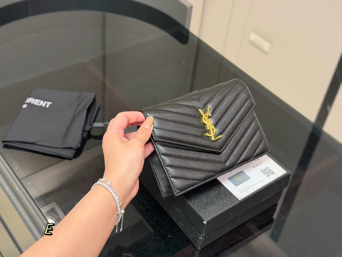 Saint Laurent Envelope Handbag - 19 × 14 cm — source photograph 1 of 3