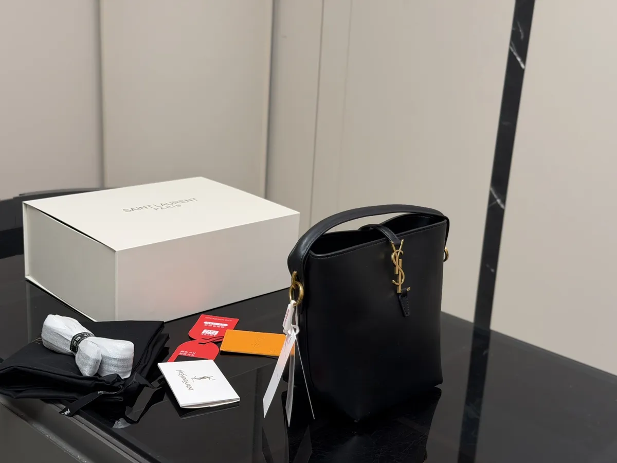 Saint Laurent Le 37 Bucket Bag - 20 × 16 cm — source photograph 1 of 3