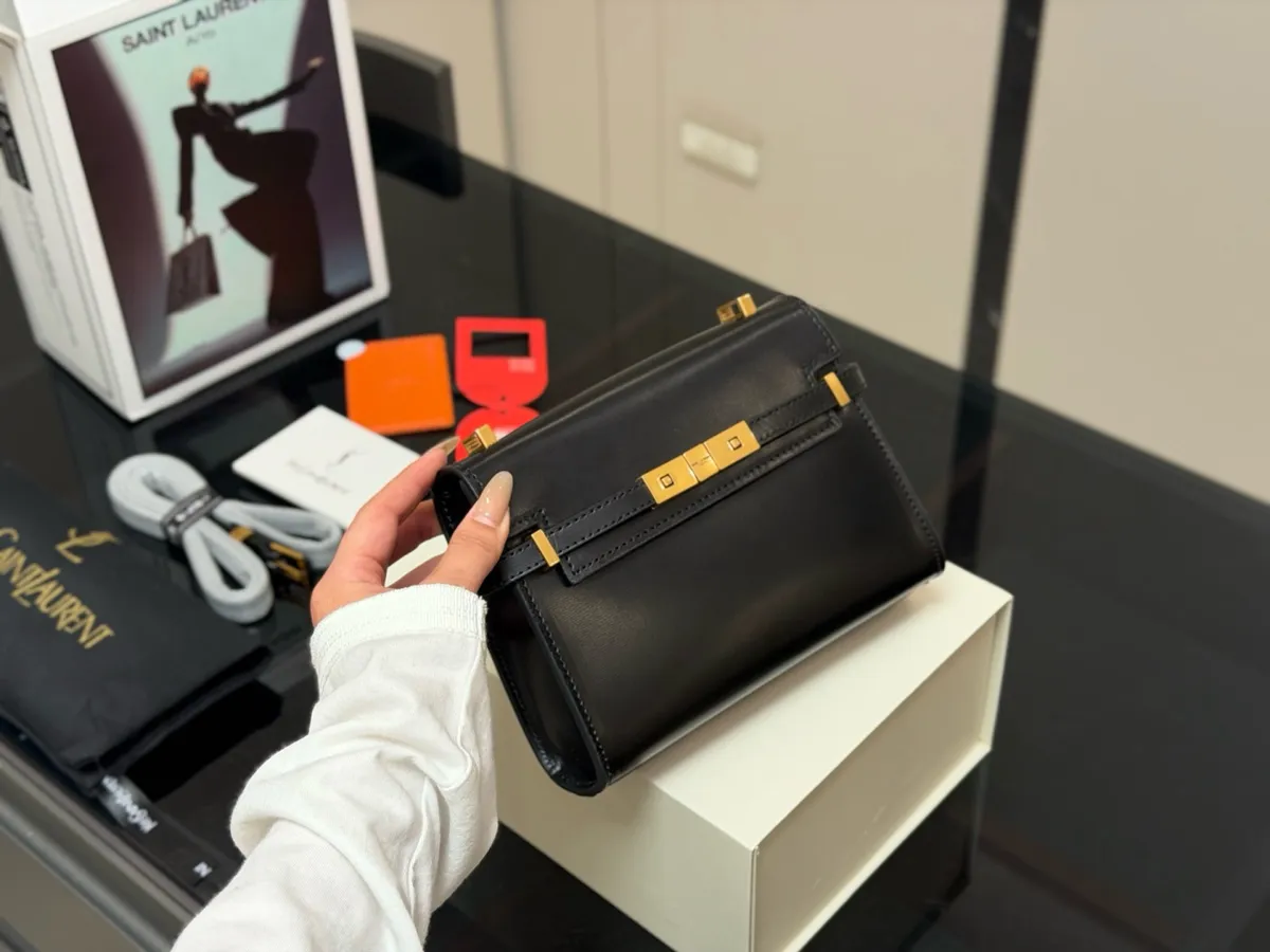 Saint Laurent Manhattan Shoulder Bag - 19 × 15 cm — source photograph 1 of 3