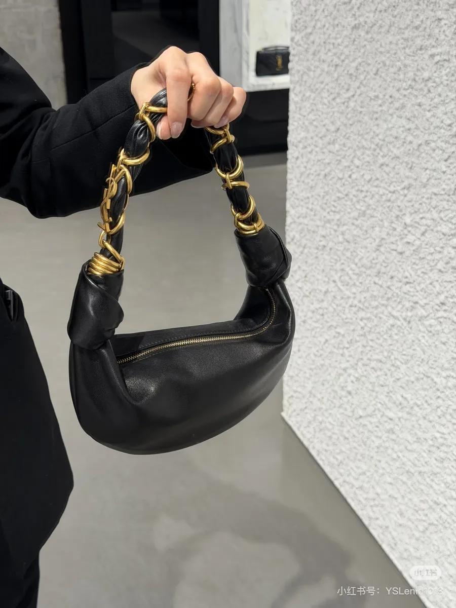 Saint Laurent Shoulder Bag - 19 × 13 × 10 cm — source photograph 1 of 3
