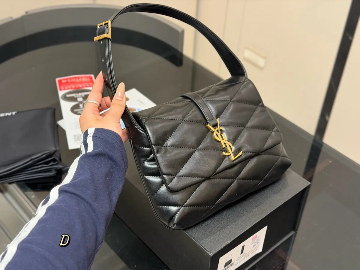 Saint Laurent Shoulder Bag - 25 × 18 cm — source photograph 1 of 3