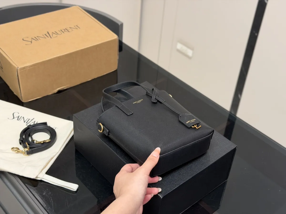 Saint Laurent Tote Bag - 16 × 18 cm — source photograph 1 of 3